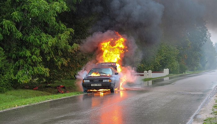 Gilets jaunes : les propriétaires de voitures brûlées ne sont pas tous indemnisés 